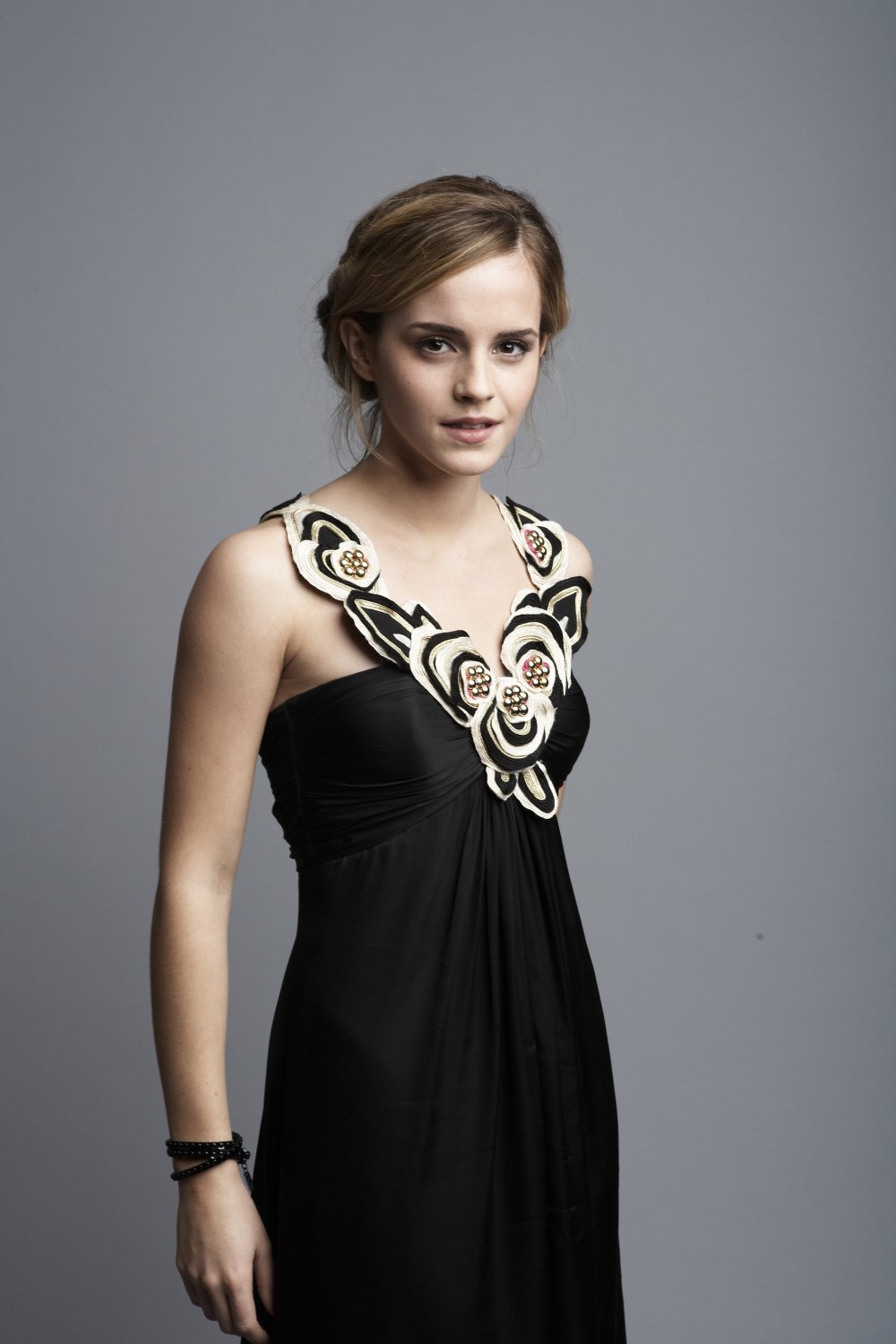 cbveBwny Emma Watson Black Dress 03.jpg
